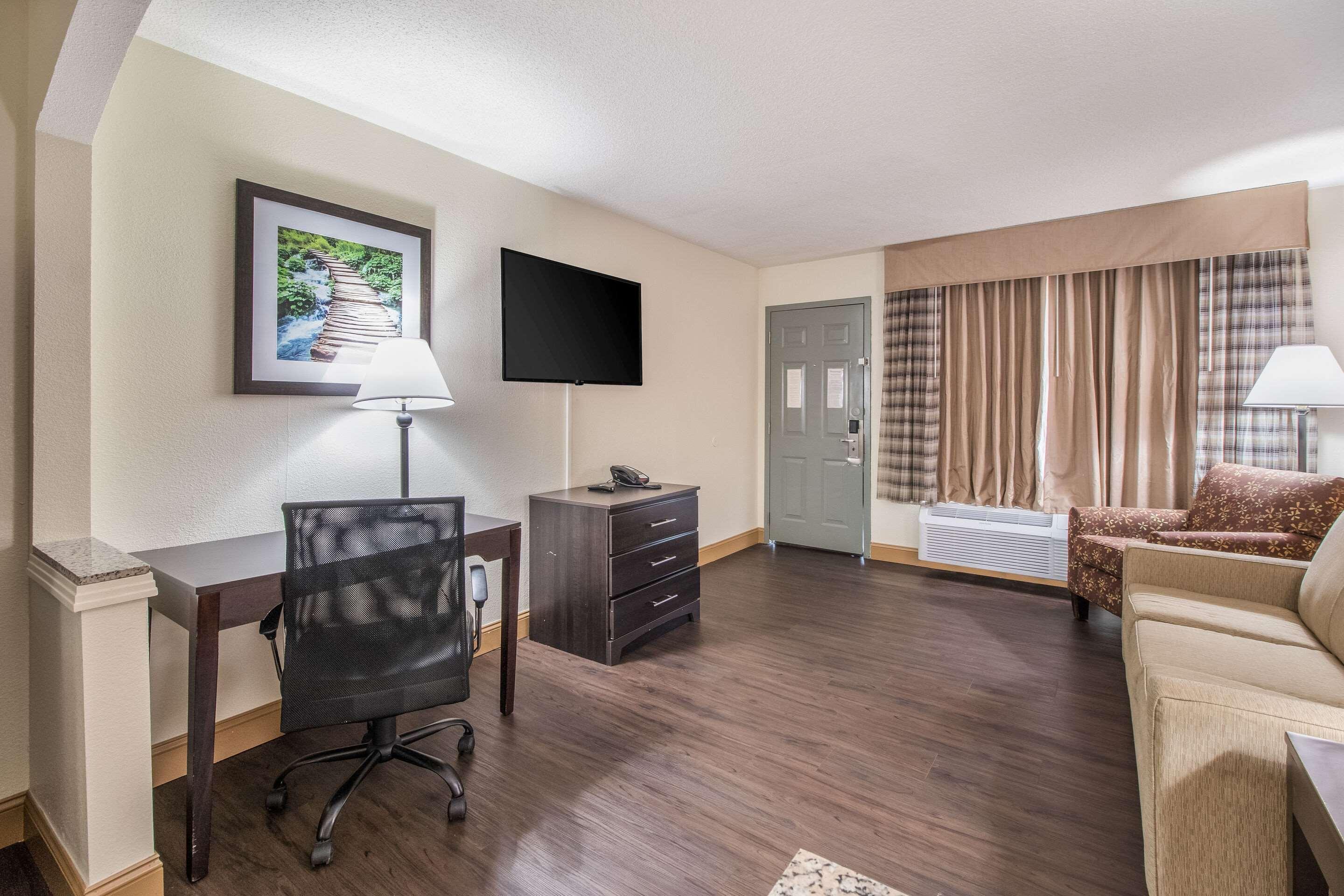 Quality Inn & Suites Corinth West Экстерьер фото