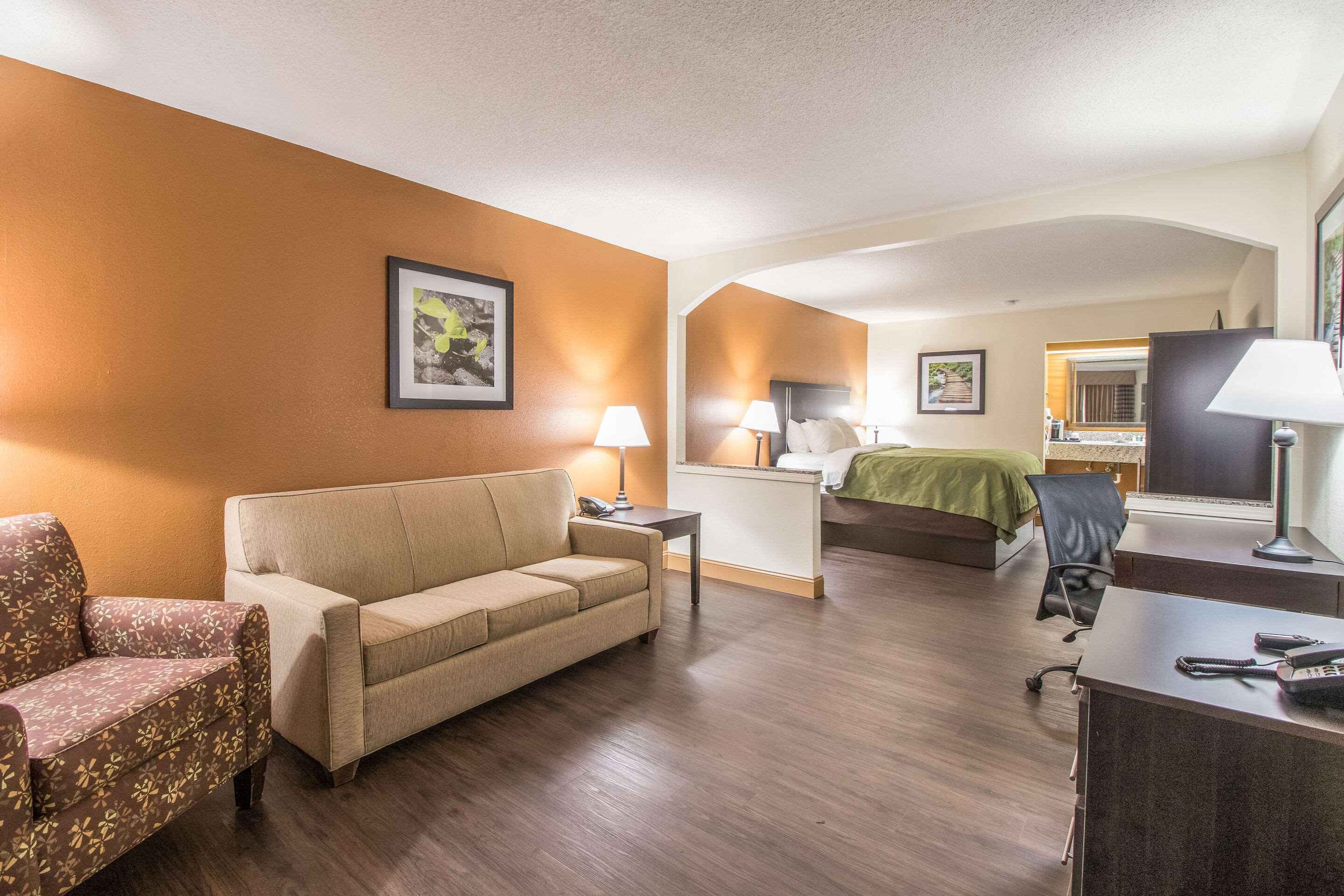 Quality Inn & Suites Corinth West Экстерьер фото