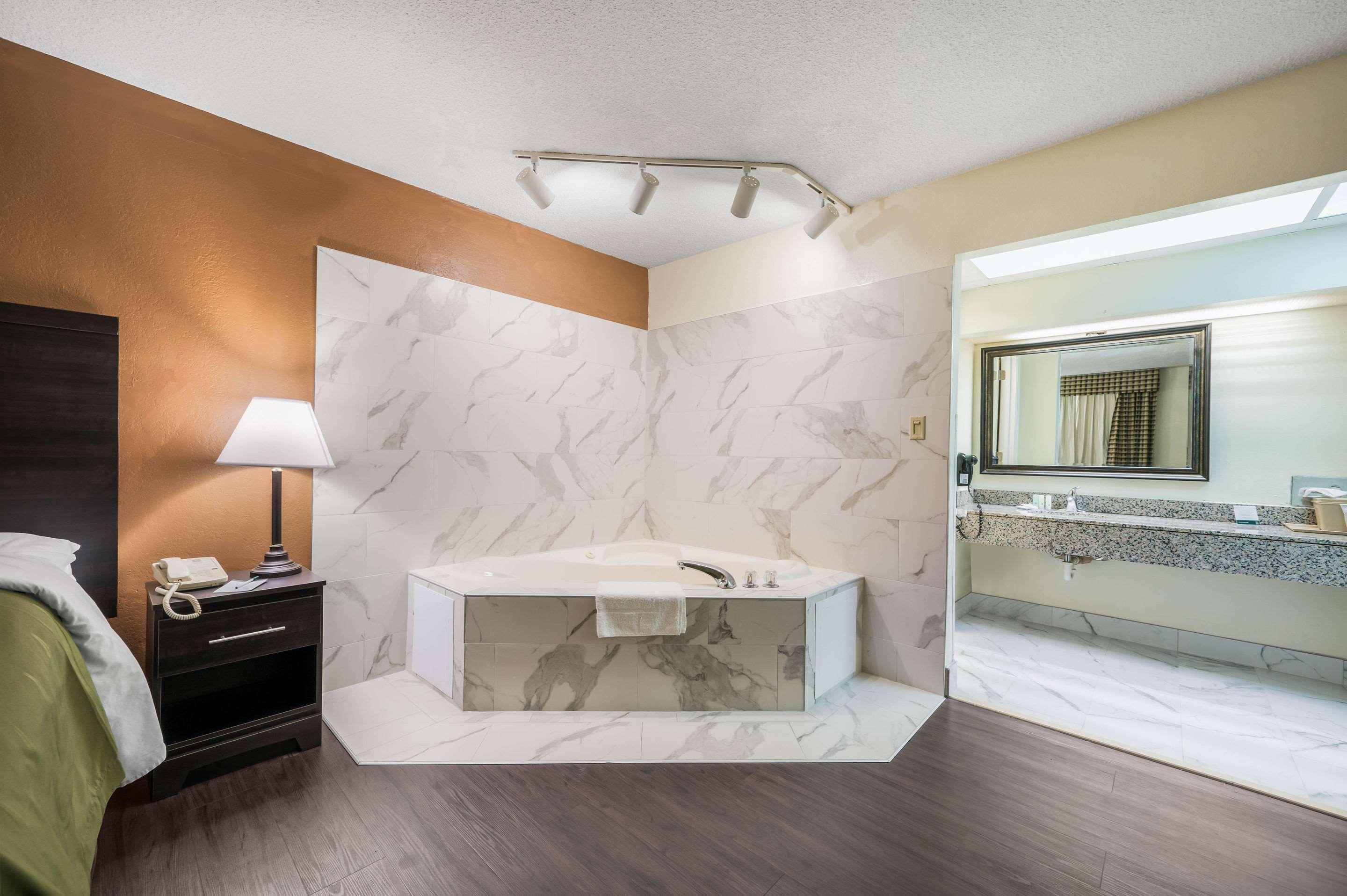 Quality Inn & Suites Corinth West Экстерьер фото