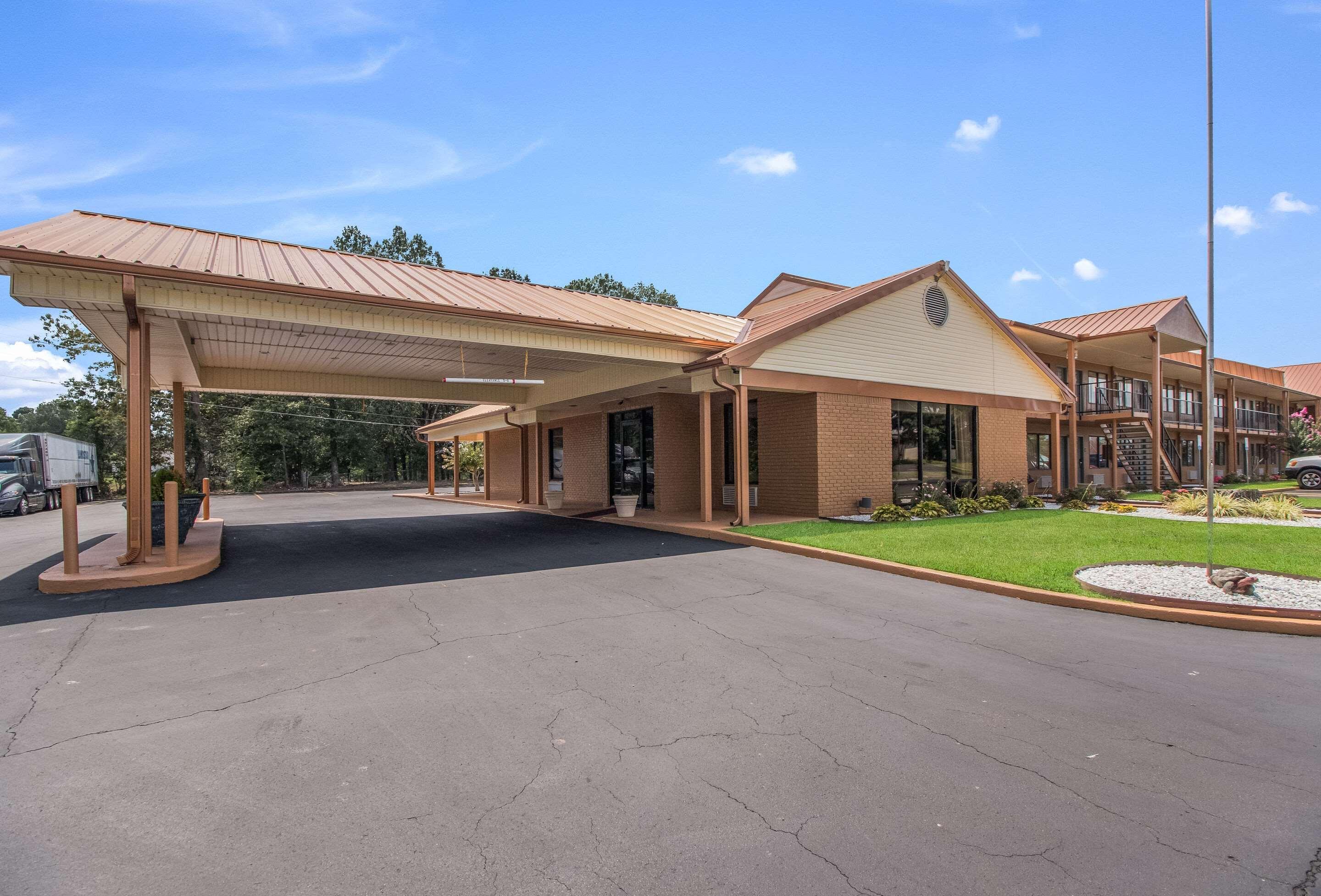 Quality Inn & Suites Corinth West Экстерьер фото
